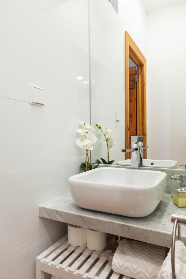 Alfama Terrace With Authentic Xviii Tiles And Historic Notes 3 Bedrooms & 2 Bathrooms Ac Apartment Lissabon