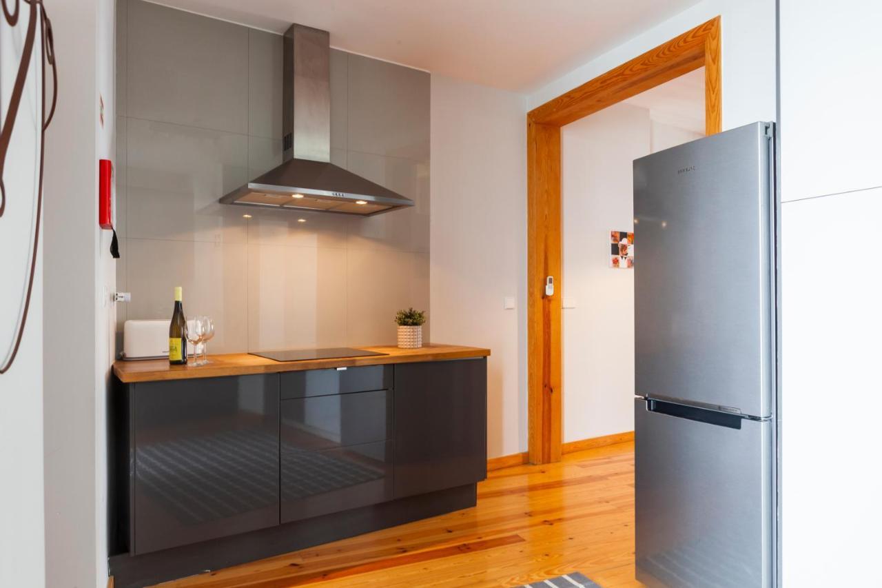 Alfama Terrace With Authentic Xviii Tiles And Historic Notes 3 Bedrooms & 2 Bathrooms Ac Apartment Lissabon