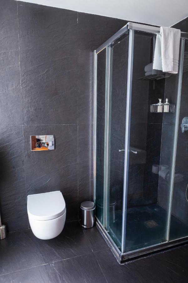 Apartment Alfama Terrace With Authentic Xviii Tiles And Historic Notes 3 Bedrooms & 2 Bathrooms Ac Lissabon